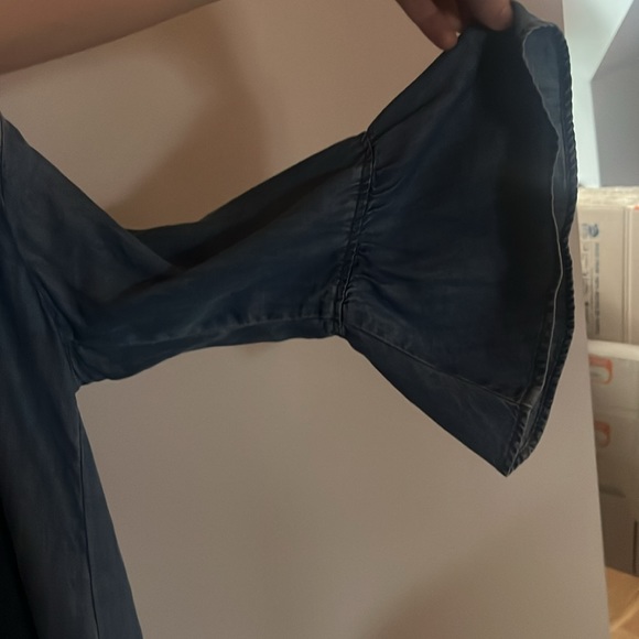 Barely worn, denim dress with fun sleeves!! Size L - Picture 2 of 4